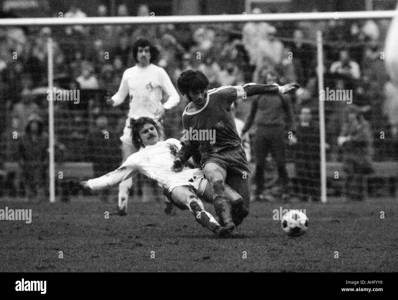 Fußball, Bundesliga, 1973/1974, VfL Bochum gegen 1. FC Köln 0:2, Stadion an der Castroper Straße in Bochum, Szene des Spiels, Duell zwischen Hans Walitza (Bochum), und Wolfgang Weber (Köln) links hinter Bernhard Cullmann (Köln) Stockfoto