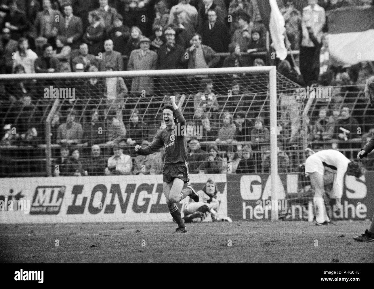 Fußball, Bundesliga, 1973/1974, Boekelberg Stadion, Borussia Moenchengladbach vs. MSV Duisburg 3:2, Szene des Spiels, 1:1 Equalizer Ziel nach Duisburg von Klaus Wunder Jubel, Torwart Wolfgang Kleff (MG) geschlagen ist, rechts Rainer Bonhof (MG) Stockfoto