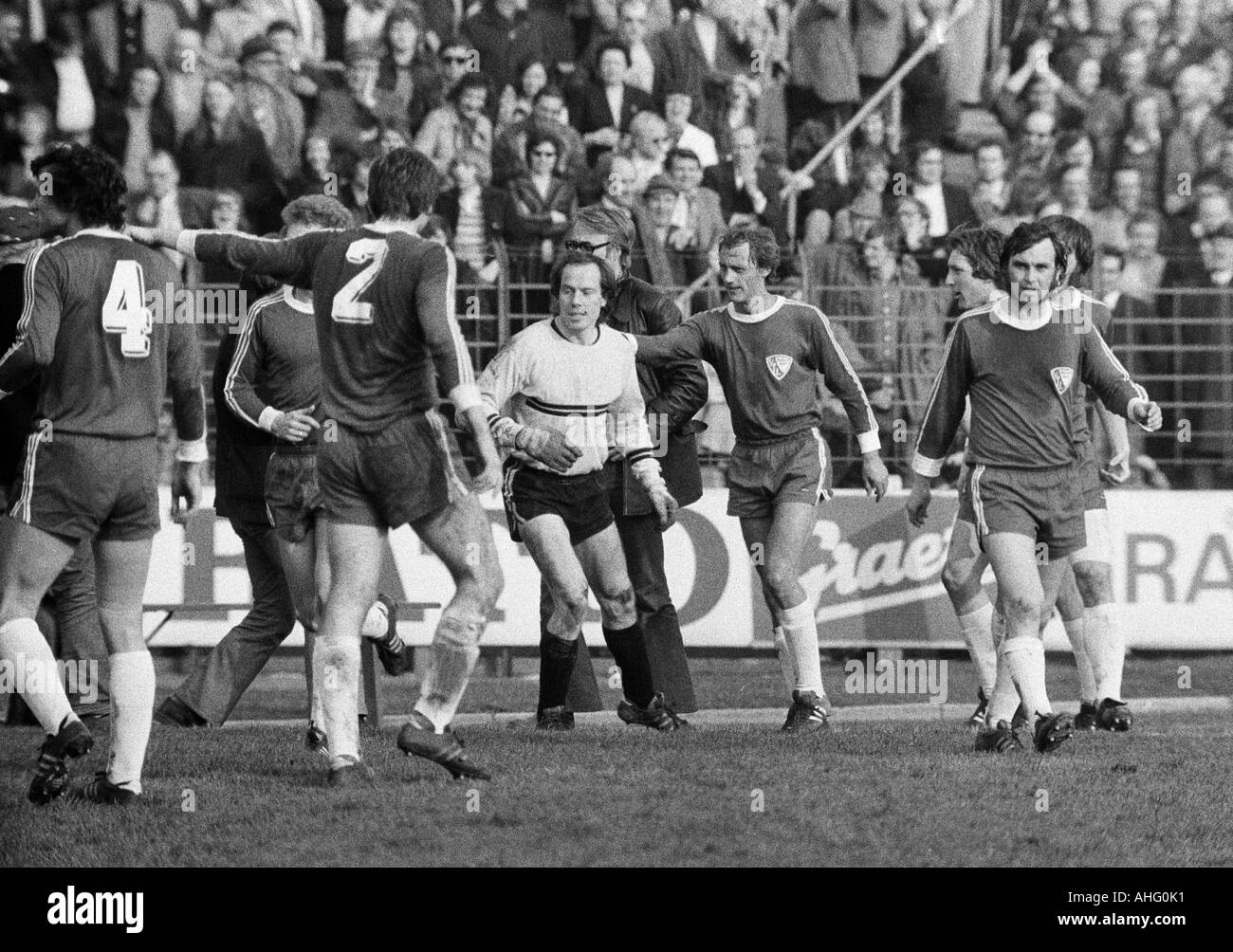 Fußball, Bundesliga, 1973/1974, VfL Bochum gegen Hamburger SV 2:0, Stadion an der Castroper Straße in Bochum, Szene des Spiels, v.l.n.r.: die Bochumer Spieler Erwin Galeski (4), Michael Eggert (bedeckt, Hartmut Fromm (2), Keeper Werner Scholz, Dieter Ve Stockfoto