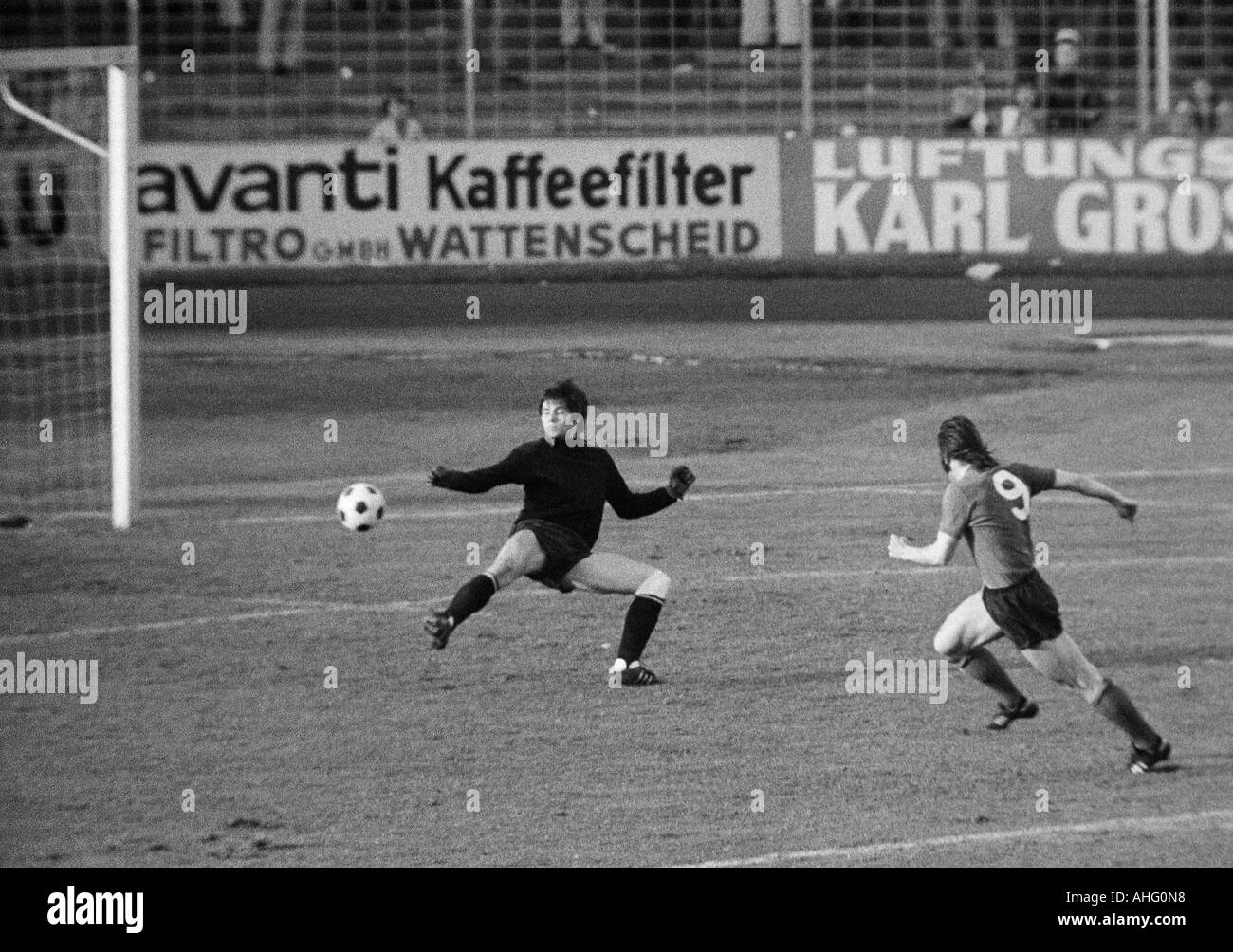 Fußball, Regionalliga 1973/1974, Förderung Spiel zur Bundesliga 1974/1975, SG Wattenscheid 09 gegen 1. FC Nürnberg 1:2, Lohrheide-Stadion in Bochum-Wattenscheid, Szene des Spiels, 0:2 Tor zu Nürnberg von Peter Geyer (9) nach eine Solo run, Halter H Stockfoto