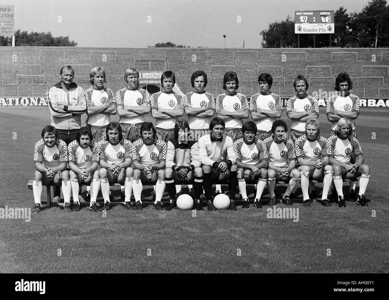 Fußball, Bundesliga, Rot-Weiss Essen, Vorstellung des Teams für die neue Saison 1975/1976, Pressefoto-shooting, Team Foto, Zeile hinter v.l.n.r. Trainer Ivica Horvat, Hans Guenter Neues, Horst Hrubesch, Gerd Wieczorkowski, Hartmut Huhse, Gerd Woerme Stockfoto