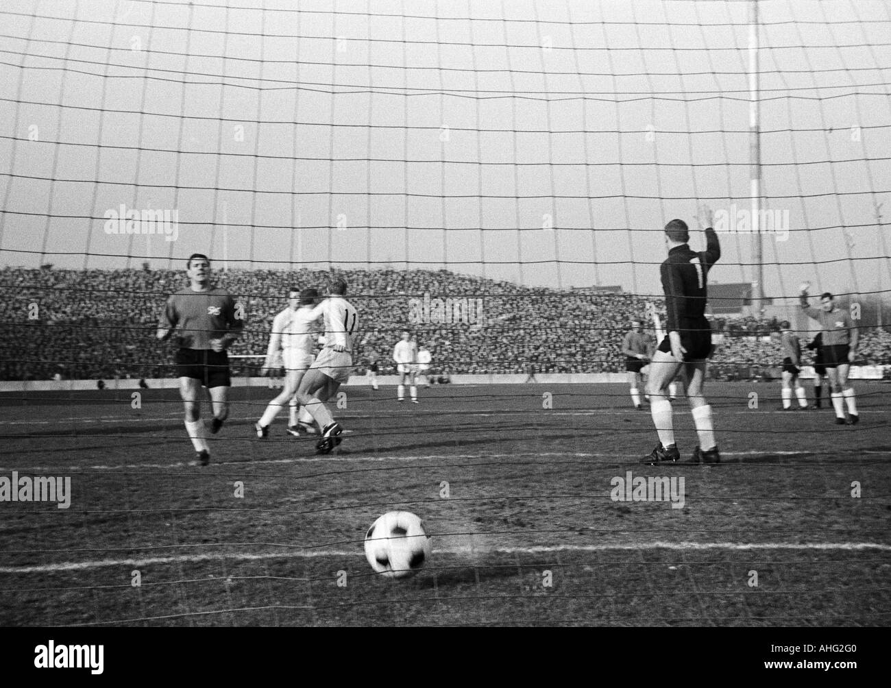 Fußball, Bundesliga, 1966/1967, Borussia Moenchengladbach vs. Hannover 96 2:0, Boekelberg Stadion, Szene des Spiels, Ziel 1:0 für Gladbach, v.l.n.r.: Christian Breuer (96), Torschützen Bernd Rupp (MG, 11), Keeper Horst Podlasly (96), Otto Laszig (96) Stockfoto