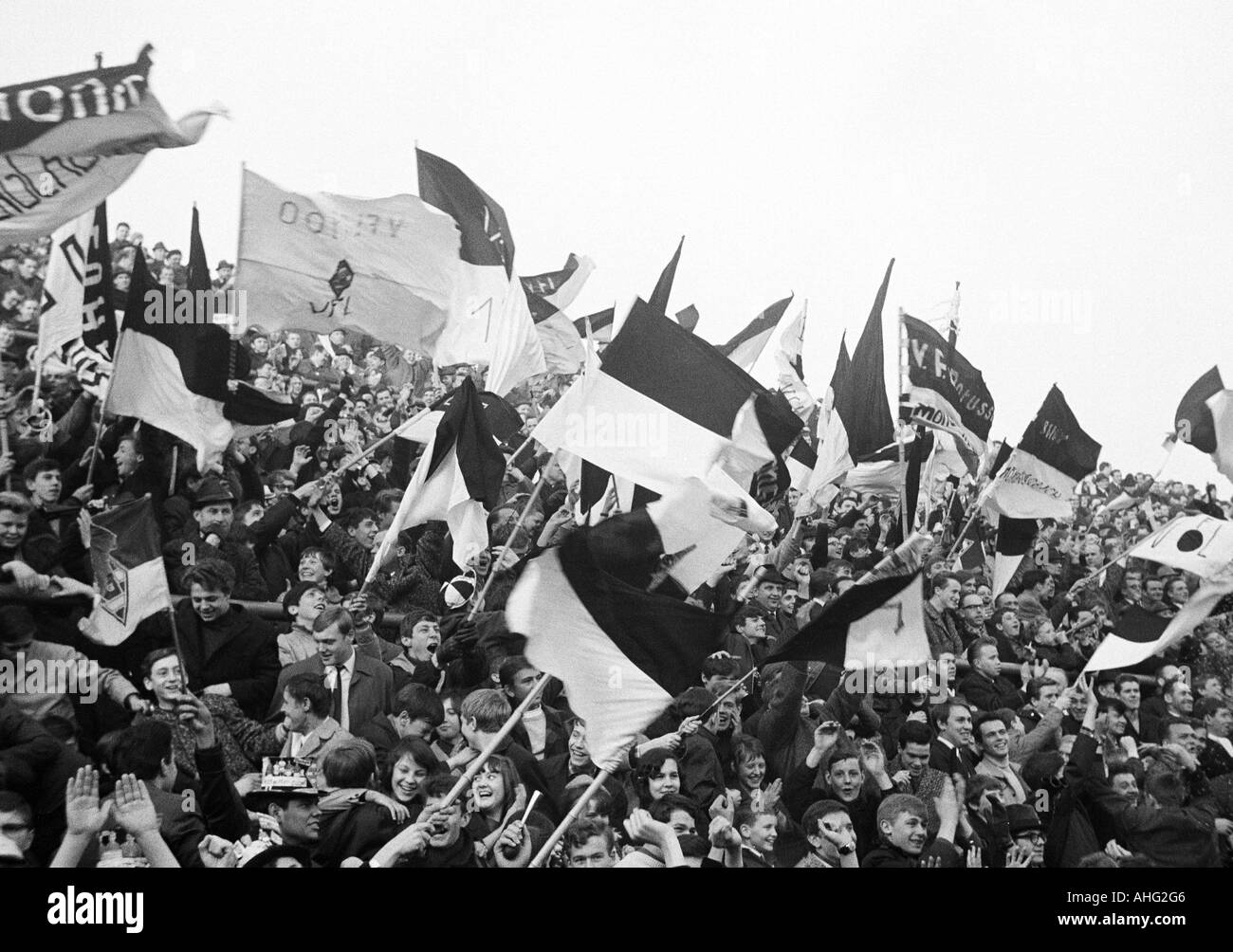 Fußball, Bundesliga, 1966/1967, Borussia Moenchengladbach vs. Hannover 96 2:0, Boekelberg Stadion, Menge von Zuschauern, Mönchengladbach Fans schwenkten ihre Club-Fahnen Stockfoto