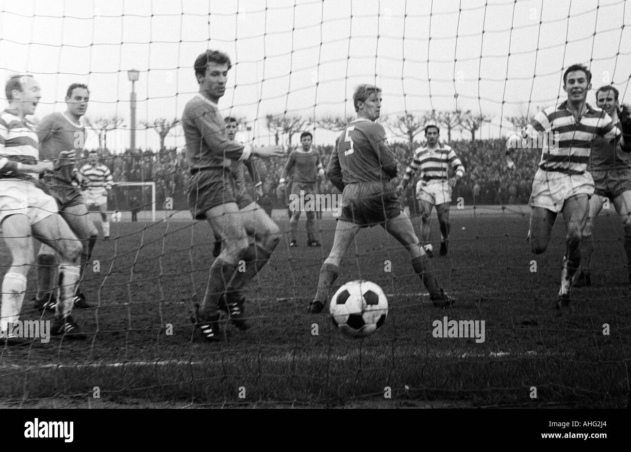 Fußball, Bundesliga, 1966/1967, MSV Duisburg vs. FC Schalke 04 3:0, Wedau Stadion Duisburg, Szene des Spiels, 2:0 Ziel, Duisburg, v.l.n.r.: Horst Gecks (MSV), Hans Juergen Becher (S04), Carl-Heinz Rühl (MSV), Günther Herrmann (S04), Heinz Plis Stockfoto