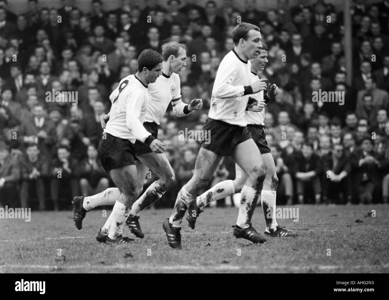 Fußball, Europameisterschaft 1968, Vorrunde, Gruppe 4, Stadion Rote Erde in Dortmund, 1967, Deutschland gegen Albanien 6:0, Szene des Spiels, deutsche Spieler, die Freude auf ein Ziel, v.l.n.r.: Gerd Mueller, Willi Schulz, Horst Dieter Hoettges, Lothar U Stockfoto