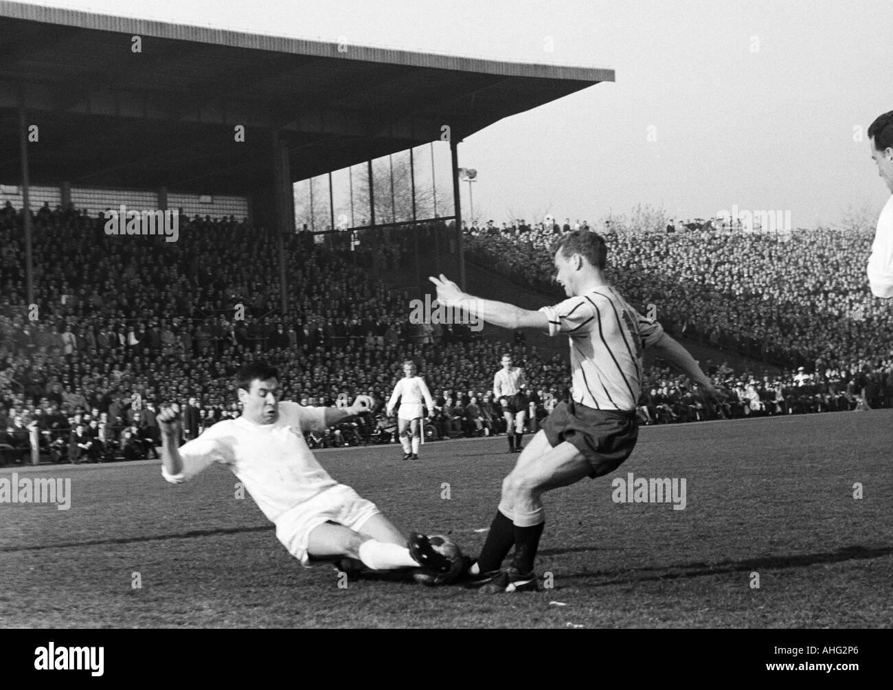 Fußball, Regionalliga West, 1966/1967, VfL Bochum vs. Alemannia Aachen 0:1, Stadion an der Castroper Straße in Bochum, Szene des Spiels, Duell zwischen Dieter Moritz (VfL, links) und Alfred Glenski (Aachen) Stockfoto