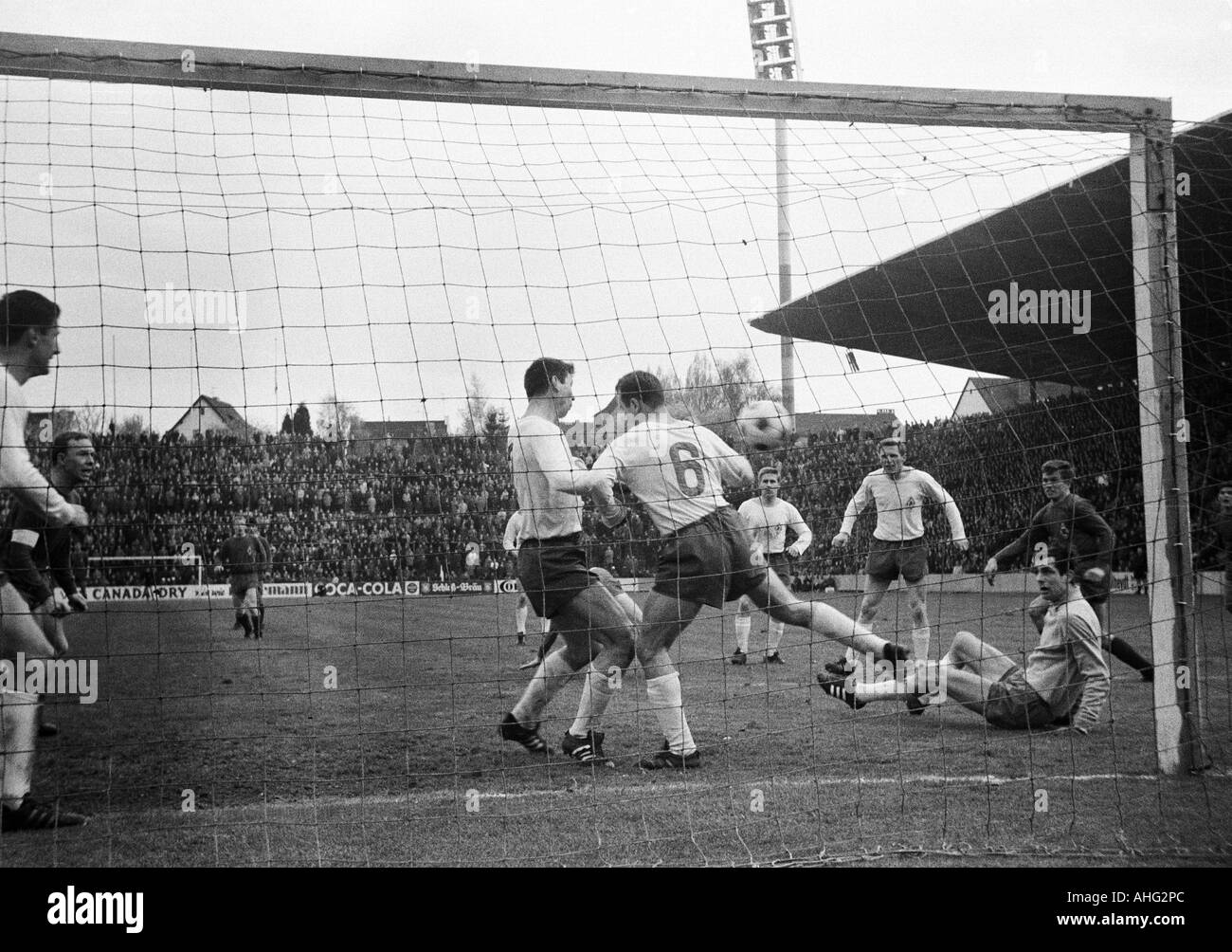 Fußball, Bundesliga, 1966/1967, Borussia Moenchengladbach gegen Werder Bremen 1:1, Boekelberg Stadion, Szene des Spiels, v.l.n.r.: Max Lorenz (Bremen), Bernd Rupp (Gladbach), Josef Piontek (Bremen), Helmut Schimeczek (Bremen), Diethelm Ferner (Bremen), Stockfoto