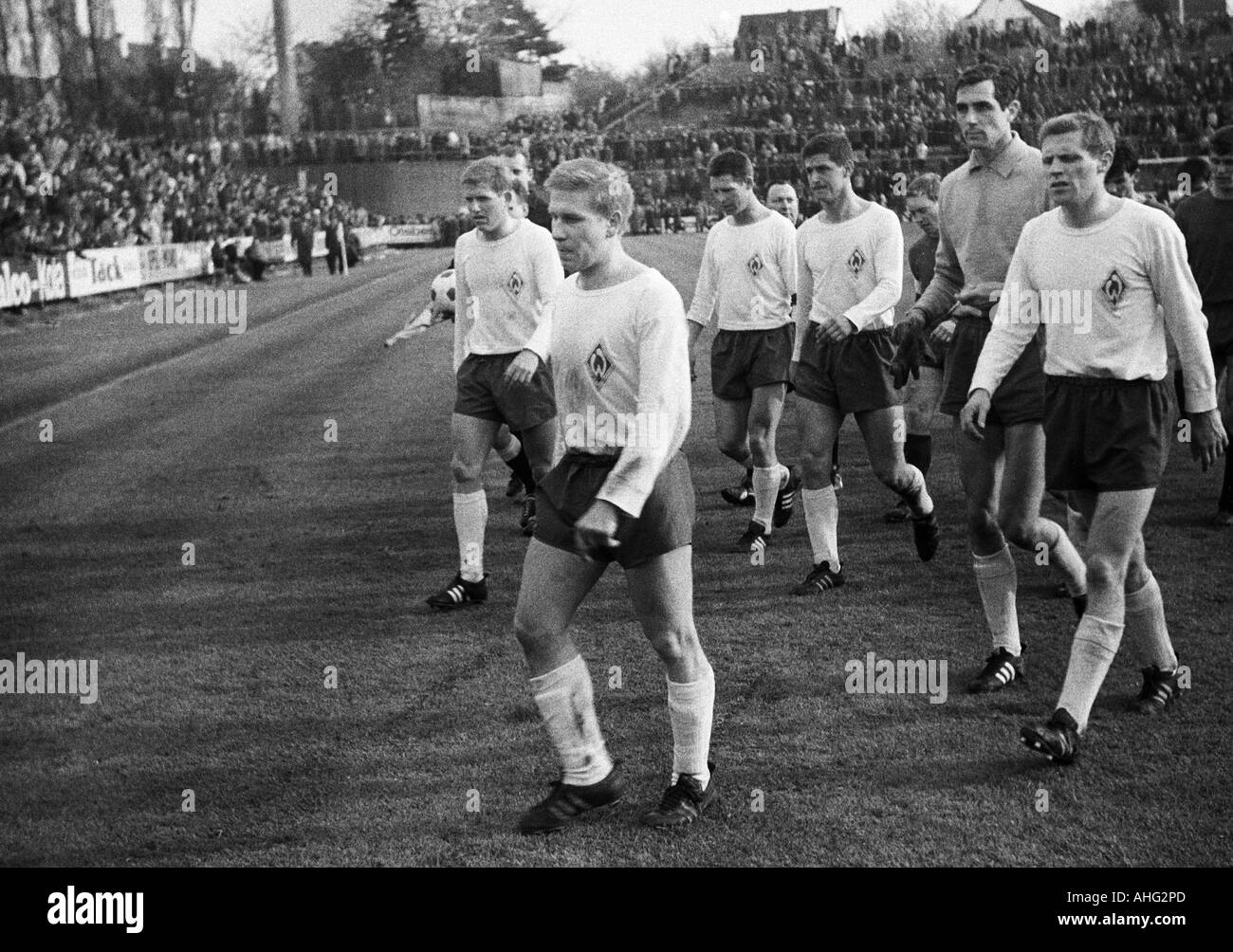 Fußball, Bundesliga, 1966/1967, Borussia Moenchengladbach gegen Werder Bremen 1:1, Boekelberg Stadion Fußballspieler verlassen das Spielfeld, v.l.n.r.: John Danielsen, Diethelm Ferner, Arnold Schütz, Max Lorenz (alle Bremen), Bernd Rupp (MG), Keeper Klaus L Stockfoto