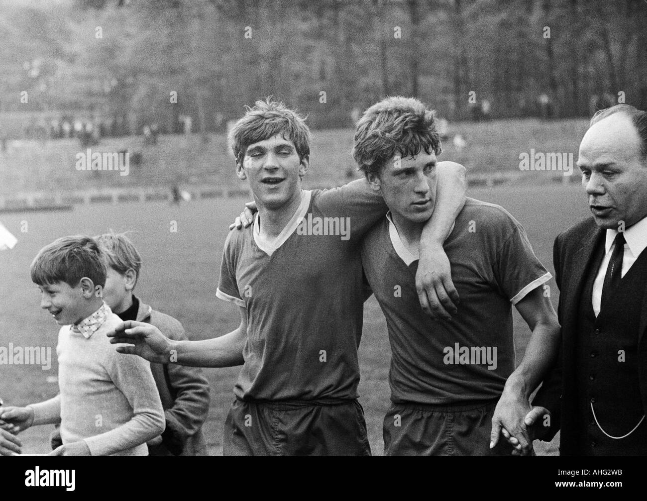 Fußball, Regionalliga West, 1966/1967, Jahn-Stadion in Marl, TSV Marl-Hüls gegen ETB Schwarz Weiss Essen 2:1, Fußball Spieler verlassen das Spielfeld, auf dem Spielplatz, Günter Gerigk (Marl), Herbert Luetkebohmert (Marl), v.l.n.r.: junge Fußball-fans den Vorsitz Stockfoto