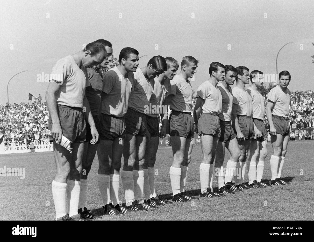 Fußball, Bundesliga, 1966/1967, Stadion in der Hafen-Straße, Rot-Weiss Essen vs. Eintracht Braunschweig 0:0, Team Foto, geschossen von Brunswick, v.l.n.r.: Joachim Baese, Horst Wolter, Hans Georg Dulz, Jürgen Moll, Wolfgang Matz, Peter Kaack, Klaus Meyer Stockfoto