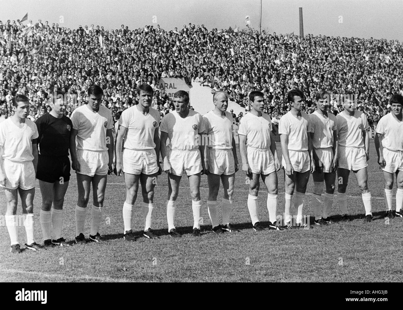 Fußball, Bundesliga, 1966/1967, Stadion in der Hafen-Straße, Rot-Weiss Essen vs. Eintracht Braunschweig 0:0, Team Foto, geschossen von Fred-Werner Bockholt, Adolf Steinig, Klaus Fetting, Manfred Frankowski, Essen, v.l.n.r.: Herbert Weinberg, Werner Kik, P Stockfoto