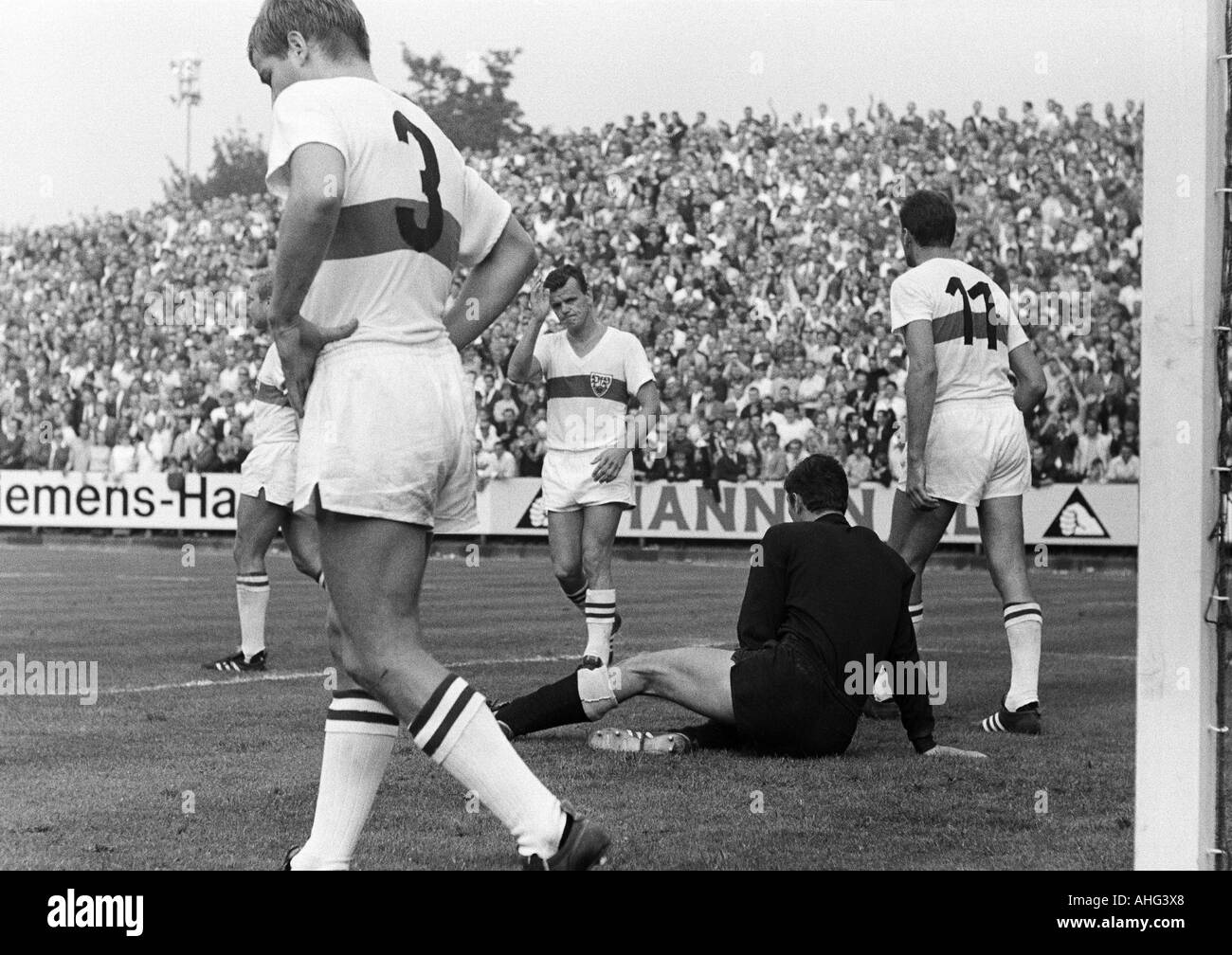 Fußball, Bundesliga, 1967/1968, Borussia Moenchengladbach vs. VfB Stuttgart 1:1, Boekelberg Stadion, Szene des Spiels, 1:1 Equalizer Ziel Gladbach von Peter Meyer (nicht abgebildet), v.l.n.r.: Klaus-Dieter Sieloff, Hans Arnold, Theodor Hoffmann, Torwart Stockfoto