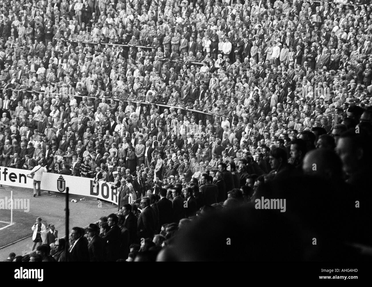 Fußball, Bundesliga, 1967/1968, Borussia Moenchengladbach vs. MSV Duisburg 1:1, Boekelberg Stadion, Zuschauer, komplett volle Stadion Stockfoto