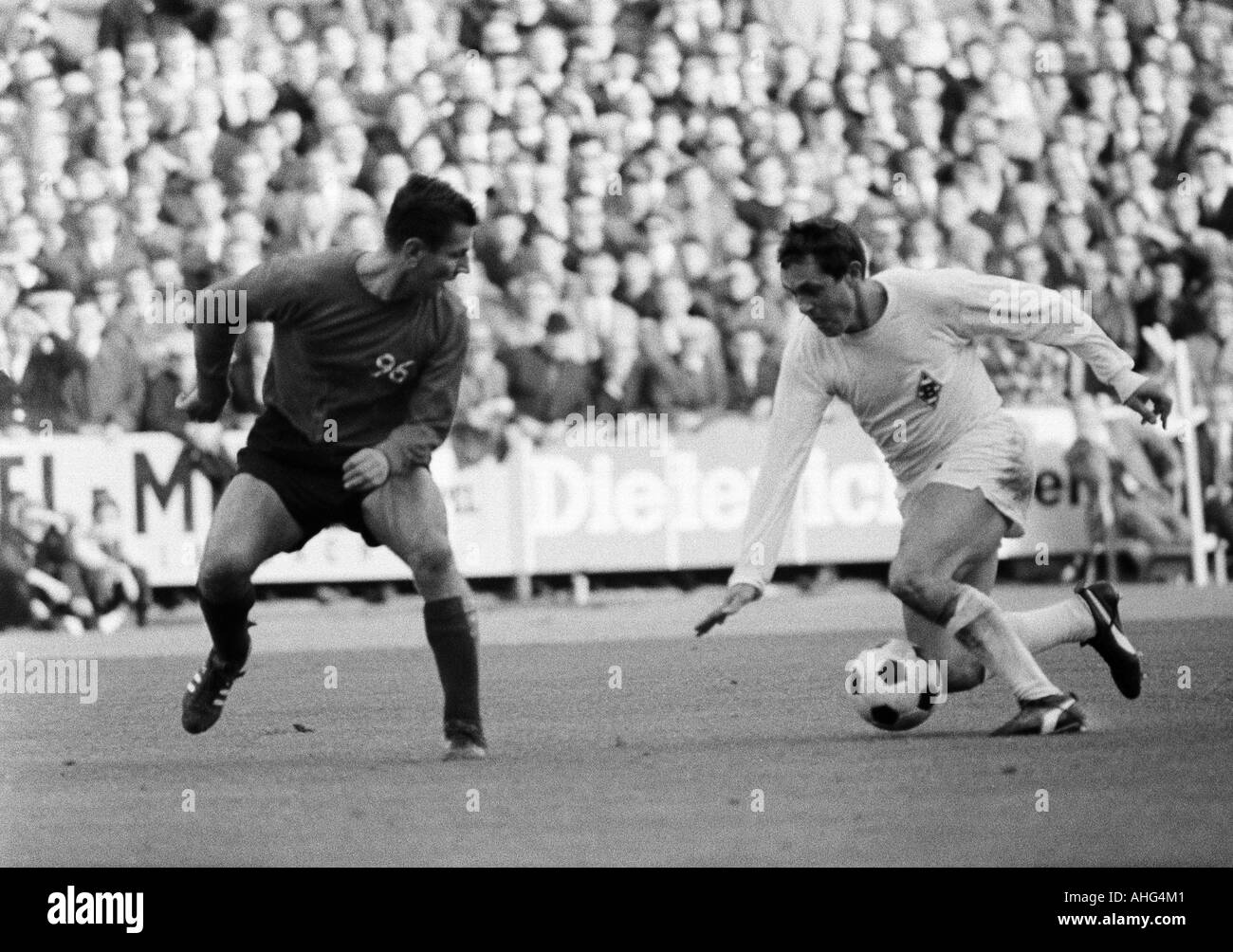 Fußball, Bundesliga, 1967/1968, Borussia Moenchengladbach gegen Hannover 96 5:1, Boekelberg Stadion, Szene des Spiels, Duell zwischen Christian Breuer (Hannover, links) und Peter Meyer (MG) Stockfoto