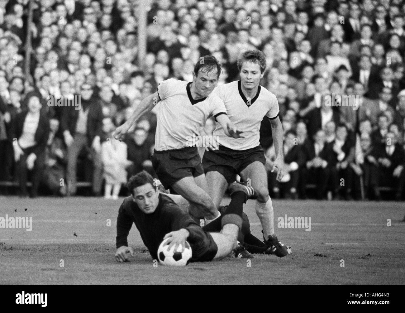 Fußball, Bundesliga, 1967/1968, Borussia Dortmund vs. Eintracht Frankfurt 2:1, Stadion Rote Erde in Dortmund, Szene des Spiels, Speichern von Torhüter Hans Tilkowski (Frankfurt) auf Grund gelaufen, hinter Reinhold Wosab (BVB) und Horst Trimhold (BVB) rechts Stockfoto