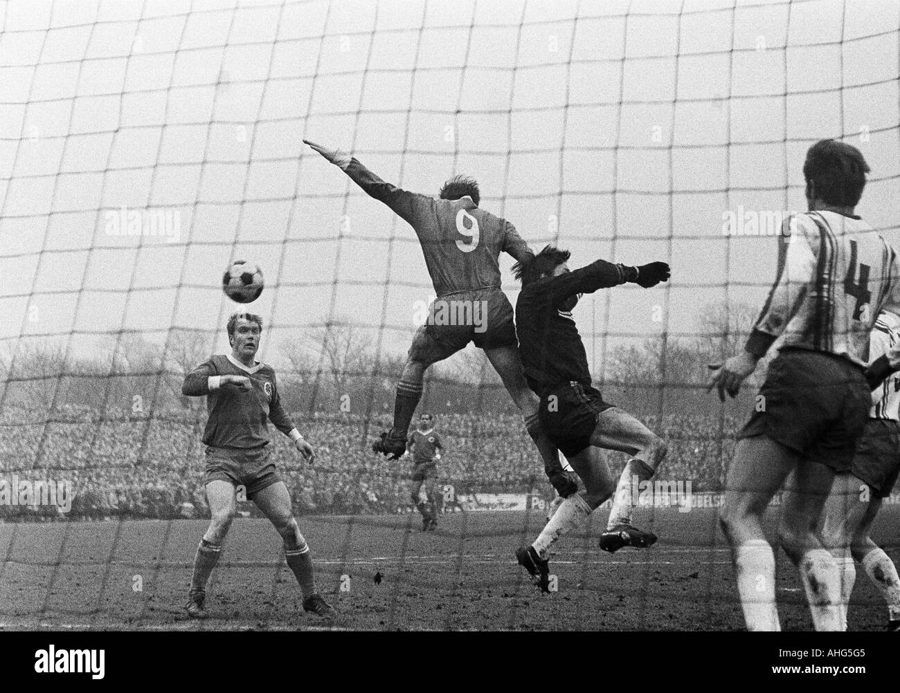 Fußball, Regionalliga West, 1968/1969, Niederrhein-Stadion in Oberhausen, Rot-Weiss Oberhausen gegen Rot-Weiss Essen 1:1, Szene des Spiels, v.l.n.r.: Lothar Kobluhn (RWO), Hugo Dausmann (RWO, 9), Torwart Fred Werner Bockholt (RWE), ein Essener Spieler (4) Stockfoto