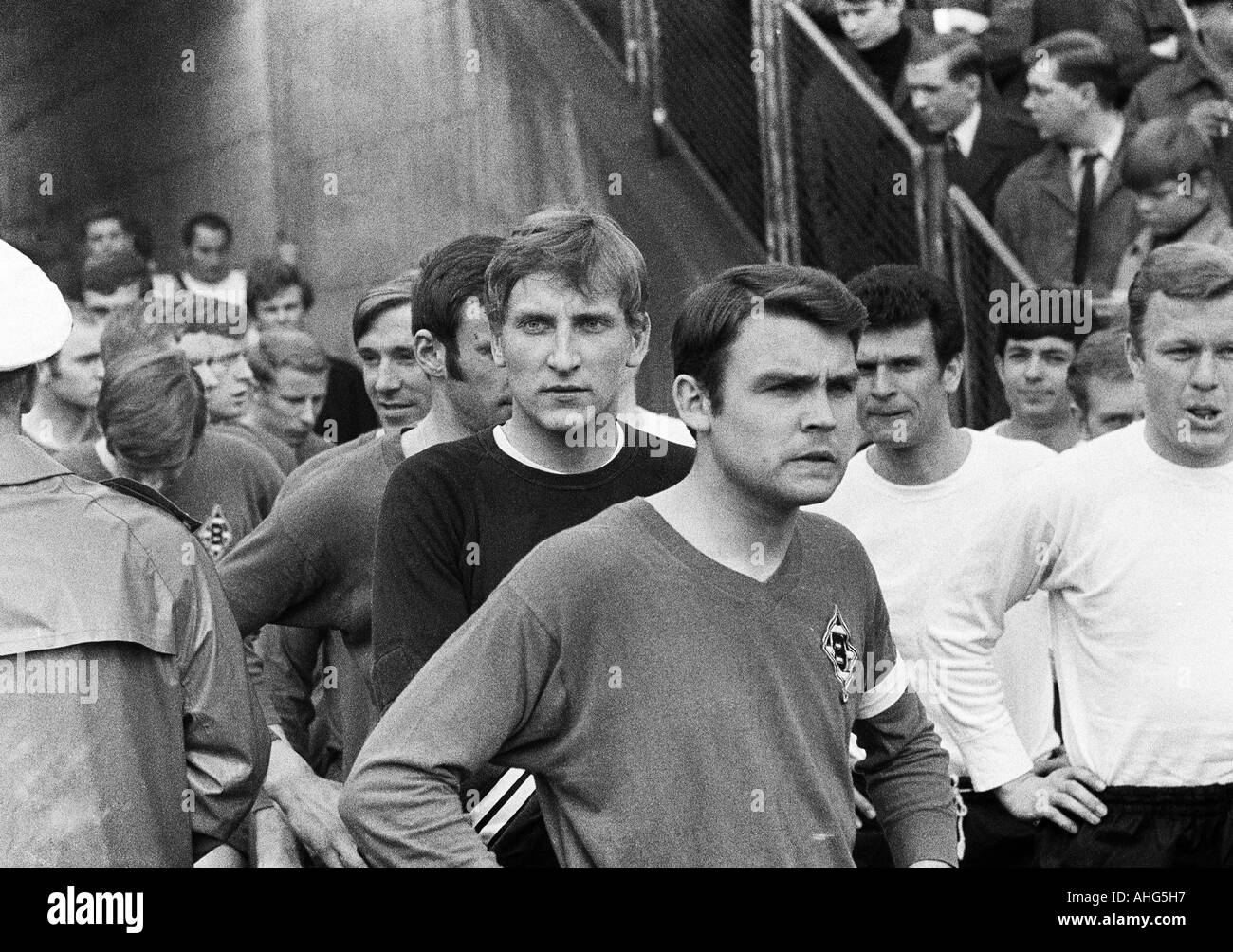 Fußball, Bundesliga, 1968/1969, Borussia Moenchengladbach gegen Eintracht Frankfurt 2:3, Boekelberg Stadion Fußball Spieler im Stadion, v.l.n.r.: Berti Vogts kommen, Günter Netzer, Torwart Wolfgang Kleff, Herbert Laumen (alle Gladbach), Wilhelm Hubert Stockfoto