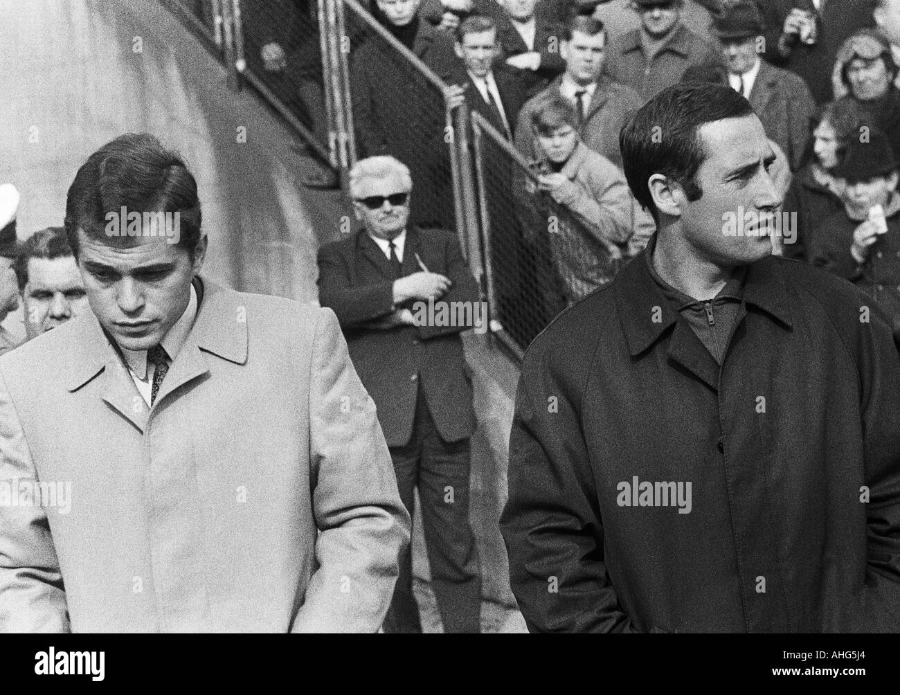 Fußball, Bundesliga, 1968/1969, Borussia Moenchengladbach gegen Eintracht Frankfurt 2:3, Boekelberg Stadion Mönchengladbach, verletzte Fußballspieler, Keeper Volker Danner (Gladbach) links und Torhüter Hans Tilkowski (Frankfurt) kommen im Stadion beide i Stockfoto