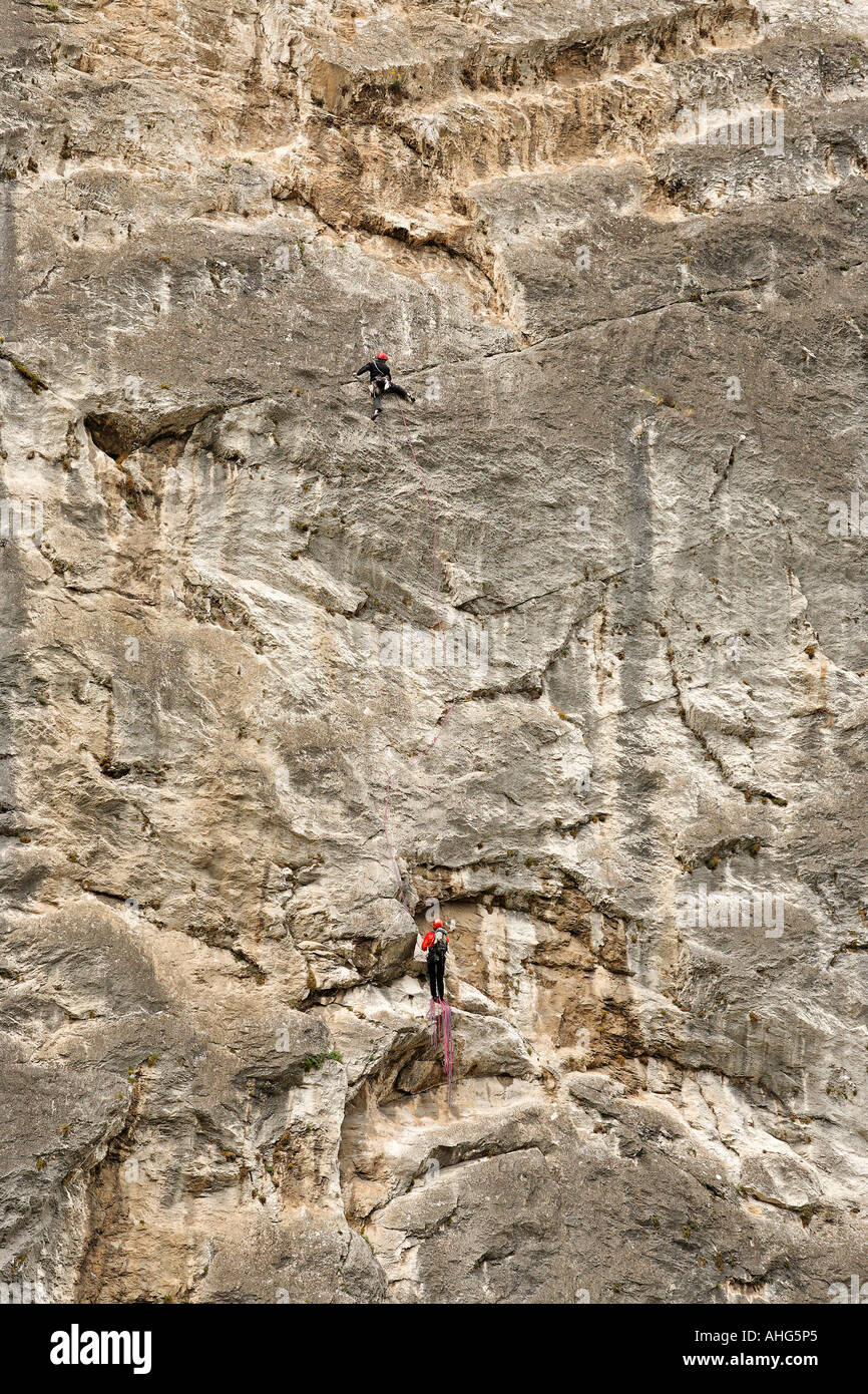 Kletterer in der Wand des Burgfelsens der Stadt Arco, Gardasee, Italien Stockfoto