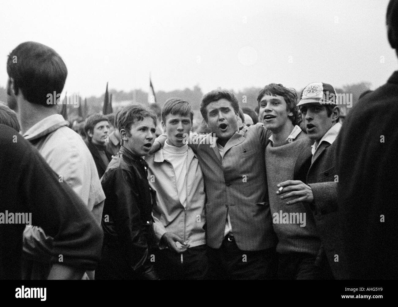 Fußball, Regionalliga 1968/1969, Förderung Spiel zur Bundesliga 1969/1970, Rot-Weiss Oberhausen vs. Freiburger FC 0:0, Niederrhein-Stadion in Oberhausen, junge Oberhausen Fußball Fans singen und Freude an den Sieg und den Aufstieg in die deutsche p Stockfoto