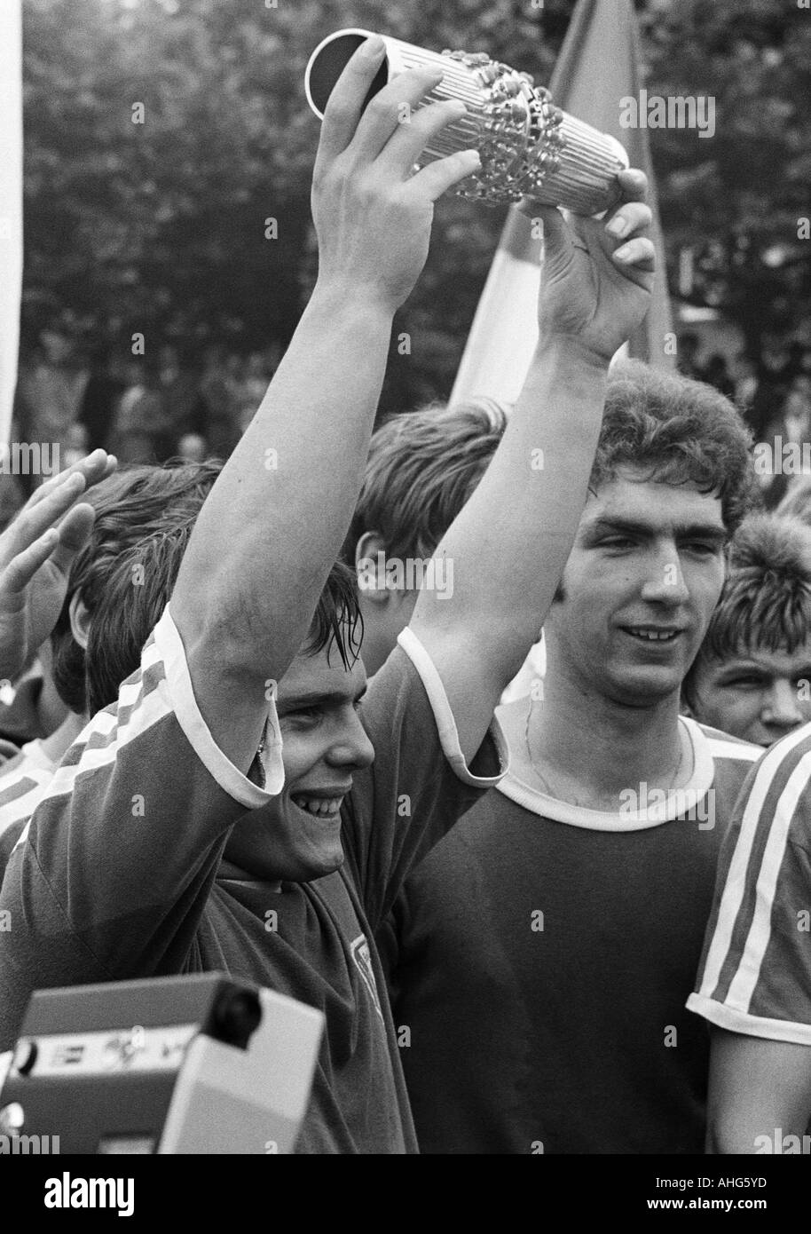 Fußball, Westdeutsche Jugend Meisterschaft 1969, Finale, Sterkrade 06/07 gegen VfL Bochum 3:4, Stadion Am Dicken Stein in Oberhausen, Jubel-Bochum-Football-Spieler auf den Pokal und den Sieg der westdeutschen Jugendmeisterschaft, im folgenden die Bochum Stockfoto