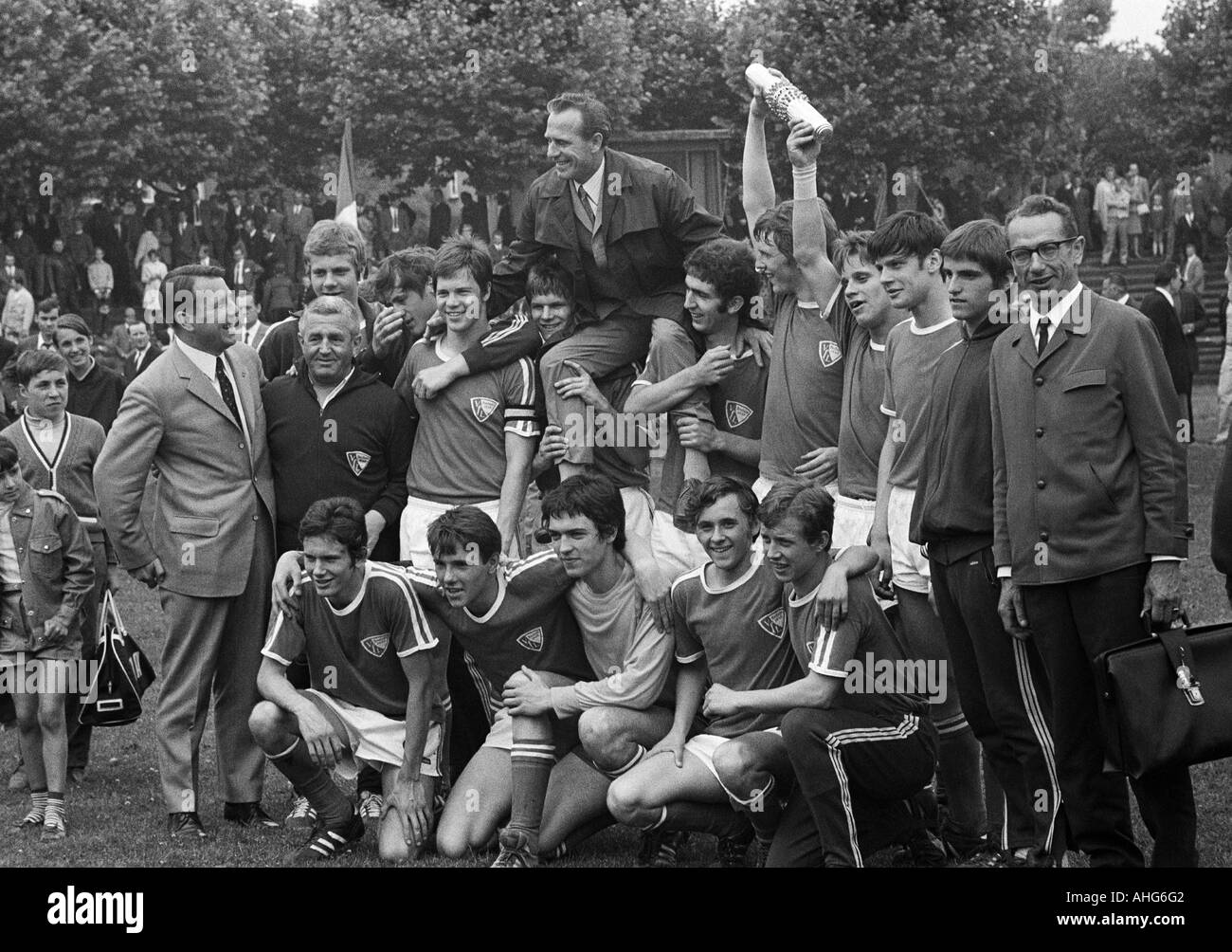 Fußball, westdeutschen Jugendmeisterschaft 1969, letzte, Sterkrade 06/07 gegen VfL Bochum 3:4, Stadion Am Dicken Stein in Oberhausen, Team Foto geschossen des Gewinner-Teams VfL Bochum, Jubel-Bochum-Football-Spieler, im folgenden das Bochumer Team gewann th Stockfoto