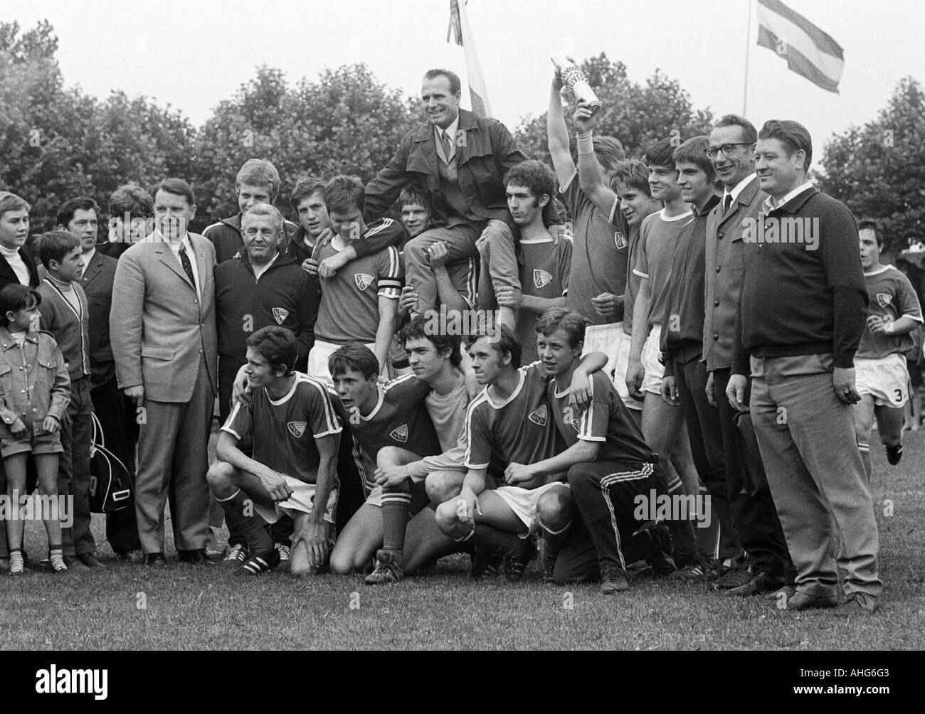 Fußball, westdeutschen Jugendmeisterschaft 1969, letzte, Sterkrade 06/07 gegen VfL Bochum 3:4, Stadion Am Dicken Stein in Oberhausen, Team Foto geschossen des Gewinner-Teams VfL Bochum, Jubel-Bochum-Football-Spieler, im folgenden das Bochumer Team gewann th Stockfoto