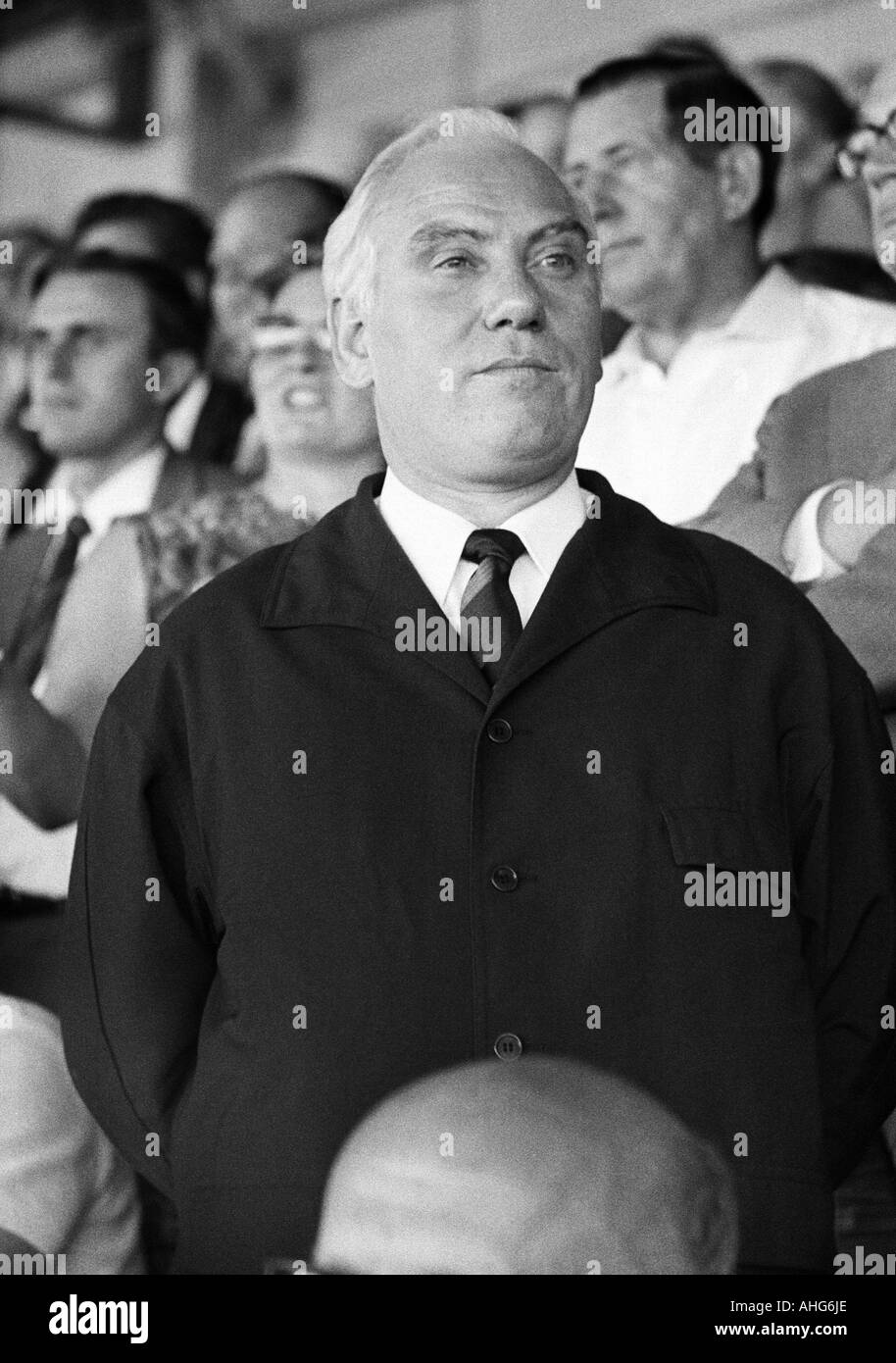 Fußball, Bundesliga, 1969/1970, FC Schalke 04 gegen Eintracht Braunschweig 1:1, Glueckaufkampfbahn-Stadion in Gelsenkirchen, Besucher, Zuschauer, Gast Promi, Prominente Besucher Walter Arendt, minister für Beschäftigung in der Bundesrepublik Deutschland Stockfoto