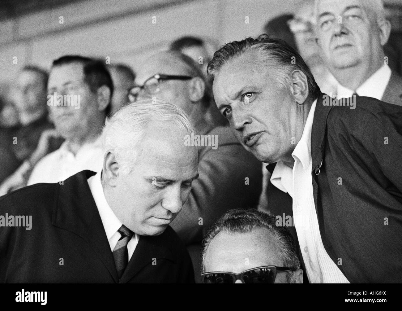 Fußball, Bundesliga, 1969/1970, FC Schalke 04 gegen Eintracht Braunschweig 1:1, Glueckaufkampfbahn-Stadion in Gelsenkirchen, Besucher, Zuschauer, Gast Promi, Prominente Besucher Walter Arendt, minister für Beschäftigung in der Bundesrepublik Deutschland Stockfoto