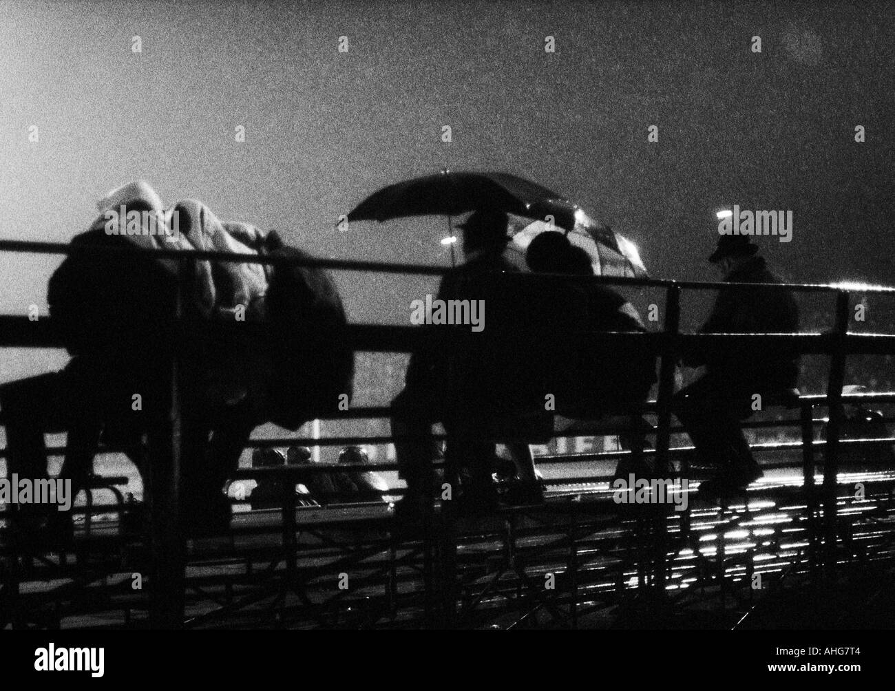 Fußball, DFB-Pokal, erste Runde, 1969/1970, Stadion eine der Hafenstrasse in Essen, Rot-Weiss Essen im Vergleich zu 1. FC Köln 3:3 nach Verlängerung, dreckig und schmutzig Wetter, Regen, sitzen die Zuschauer mit Sonnenschirmen auf einem unroofed stand Stockfoto