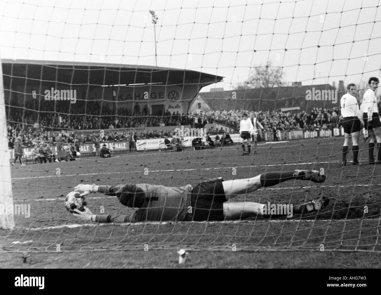 Fußball, Regionalliga West, 1969/1970, ETB Schwarz Weiss Essen gegen Arminia Bielefeld 0:1, Stadion bin Uhlenkrug in Essen, Szene des Spiels, Speichern von Torhüter Manfred Müller (ETB) nach einem Freistoß von Bielefeld Stockfoto