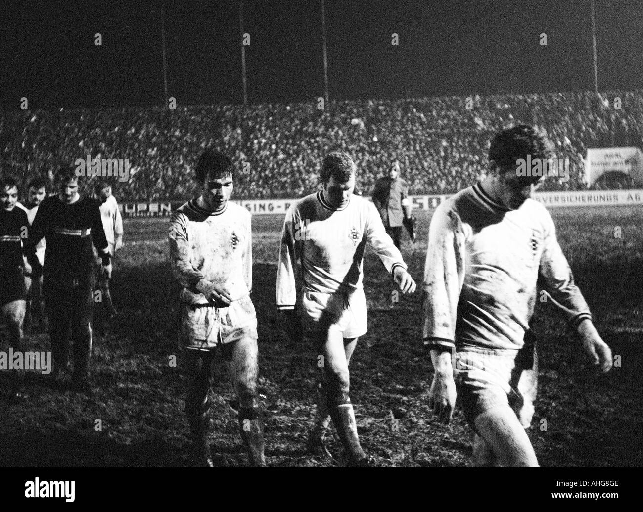 Fußball, Bundesliga, 1969/1970, Stadion an der Hafenstraße in Essen, Rot-Weiss Essen vs. Borussia Mönchengladbach 1:0, Fußballspieler verlassen das Spielfeld, v.l.n.r.: Torwart Fred Werner Bockholt (Essen), Herbert Laumen, Torwart Wolfgang Kleff, Peter Die Stockfoto