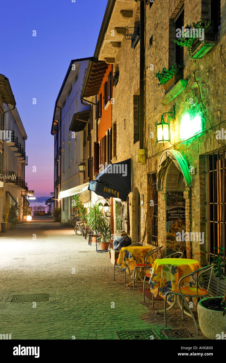 Im Frühling die Restaurants selten in die touristische Stadt Sirmione besucht werden, Gardasee, Italien Stockfoto