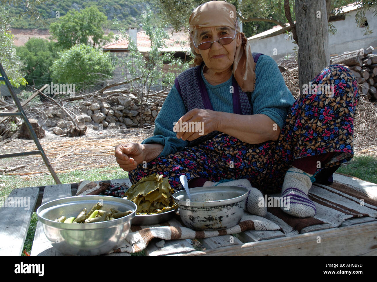 Frau, die Zubereitung von Speisen für Essen im ländlichen Dorf Bezirgan in der Südtürkei. Stockfoto