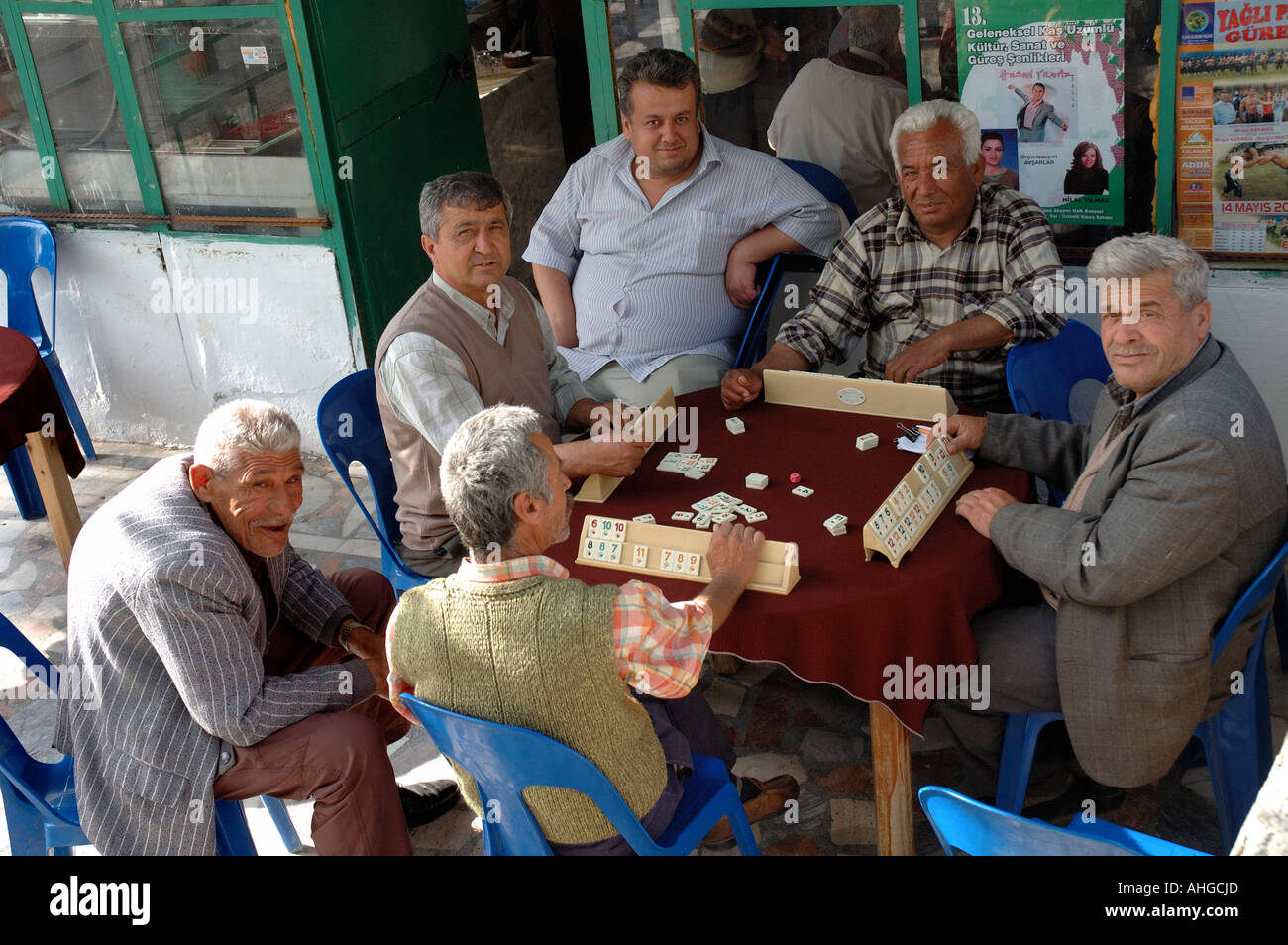 Türkische Männer im Dorf Café spielen und sitzen über Geselligkeit Stockfoto