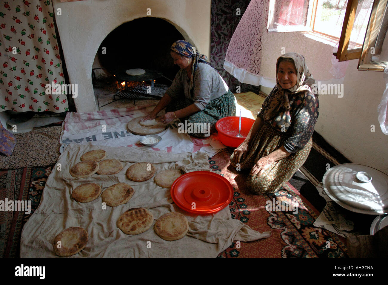 Frauen im Dorf Bezirgan ein kleines Dorf im Süden der Türkei. Stockfoto