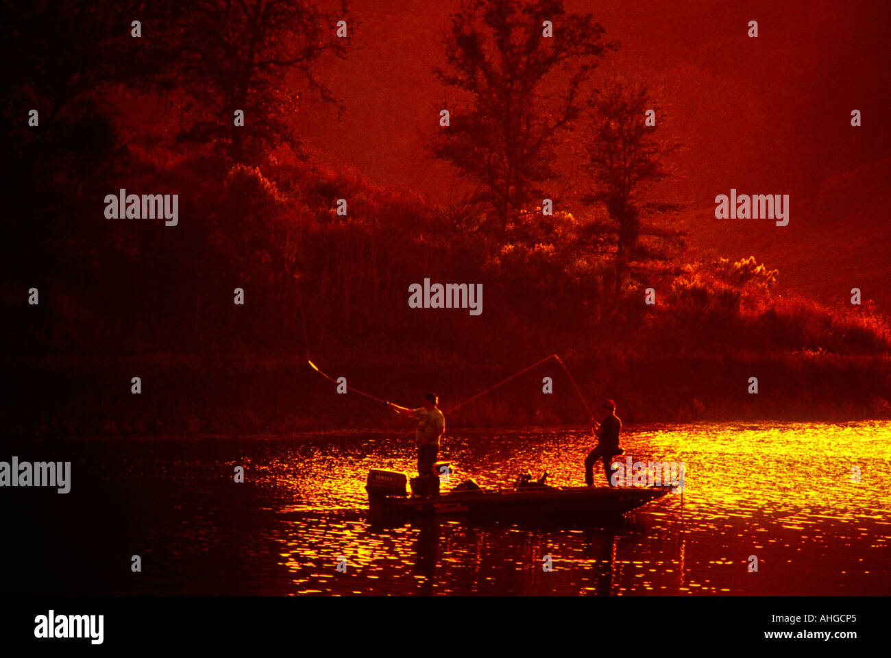 Zwei Fischer in einem Boot versuchen ihr Glück in einem See bei Sonnenuntergang kalifornischen Zentralküste Stockfoto
