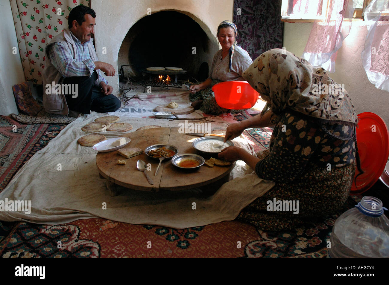 Familienessen im Hause im türkischen Dorf Stockfoto