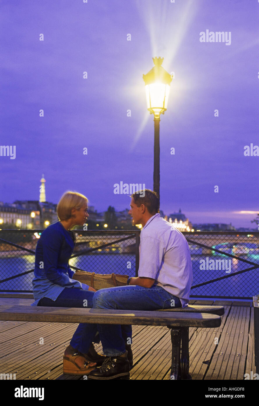 Junges Paar auf Pont des Arts in der Nacht in Paris Stockfoto