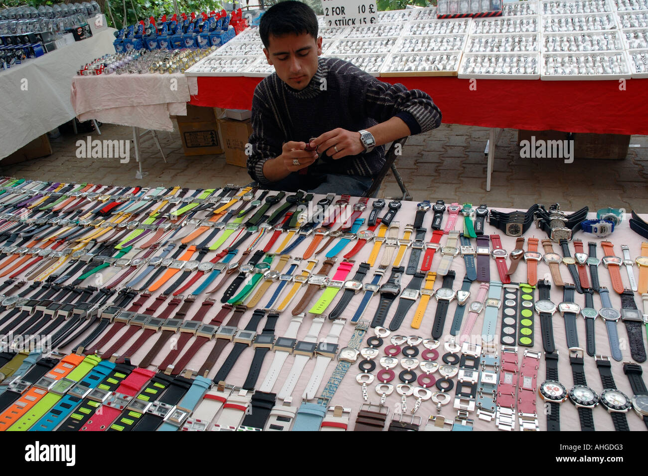 Verkauf von Uhren in Kalkan Markt im Süden der Türkei. Stockfoto