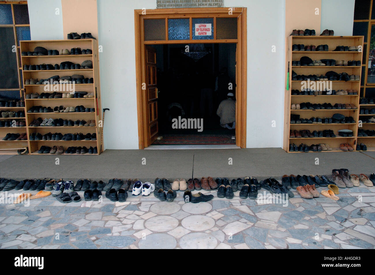 Shoes Outside Mosque Fotos Und Bildmaterial In Hoher Aufl sung Alamy shoes-outside-mosque-fotos-und-bildmaterial-in-hoher-aufl-sung-alamy