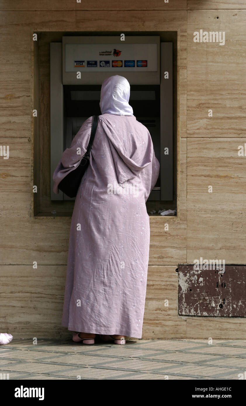 Marokkanerin am Geldautomat Marrakesch Marokko Stockfoto