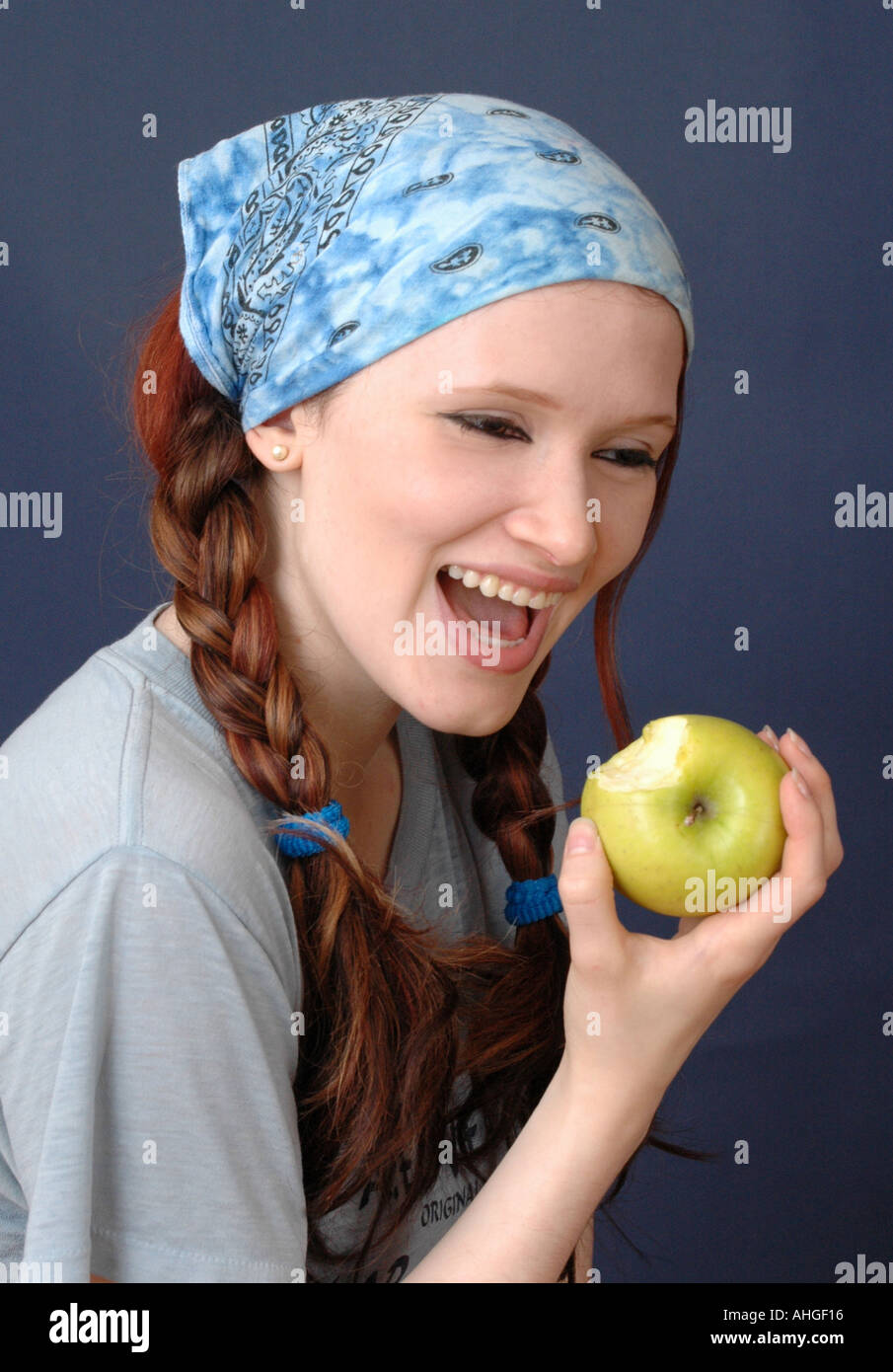 Mädchen zu essen Apfel Stockfoto