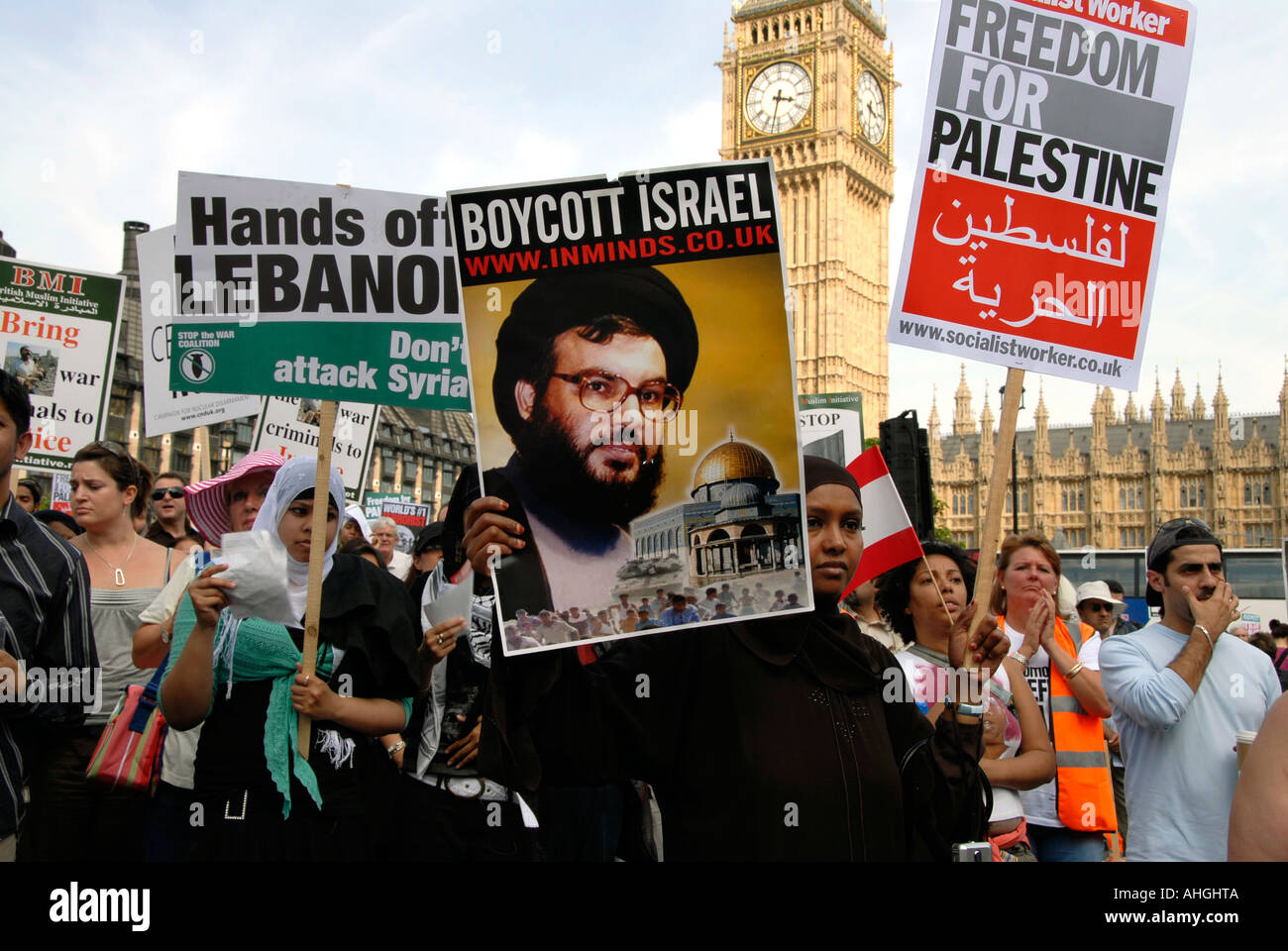 Demonstration in London von etwa 100.000 Menschen protestieren israelischen Angriff auf den Libanon am 5. August 2006. Stockfoto