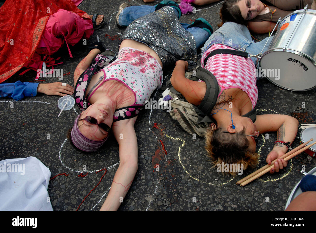 Demonstration in Whitehall vor Downing Street in London von etwa 100.000 Menschen protestieren israelischen Angriff auf Le hinlegen Stockfoto