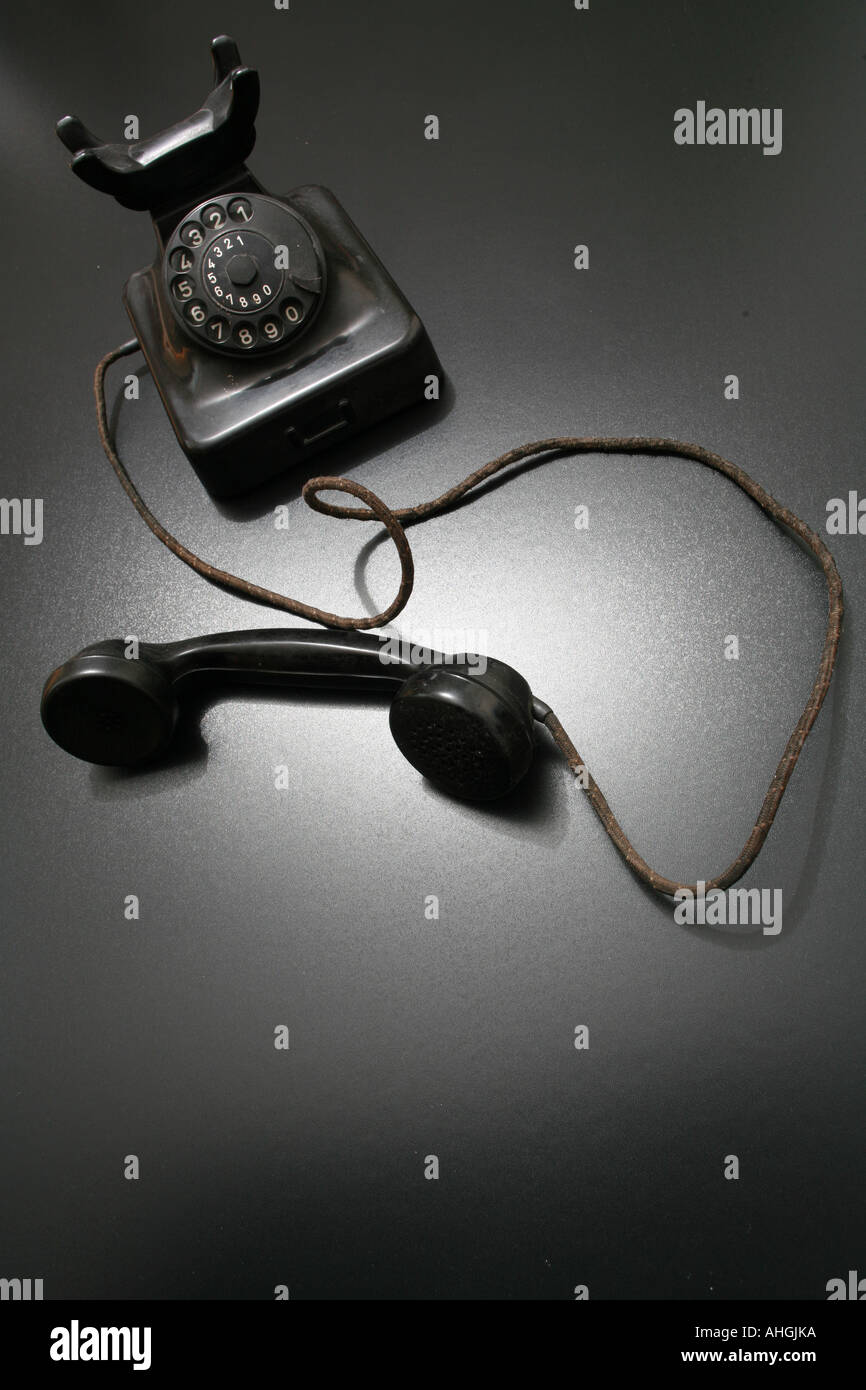 eine alte Vintage Telefon in dramatische Beleuchtung Stockfoto