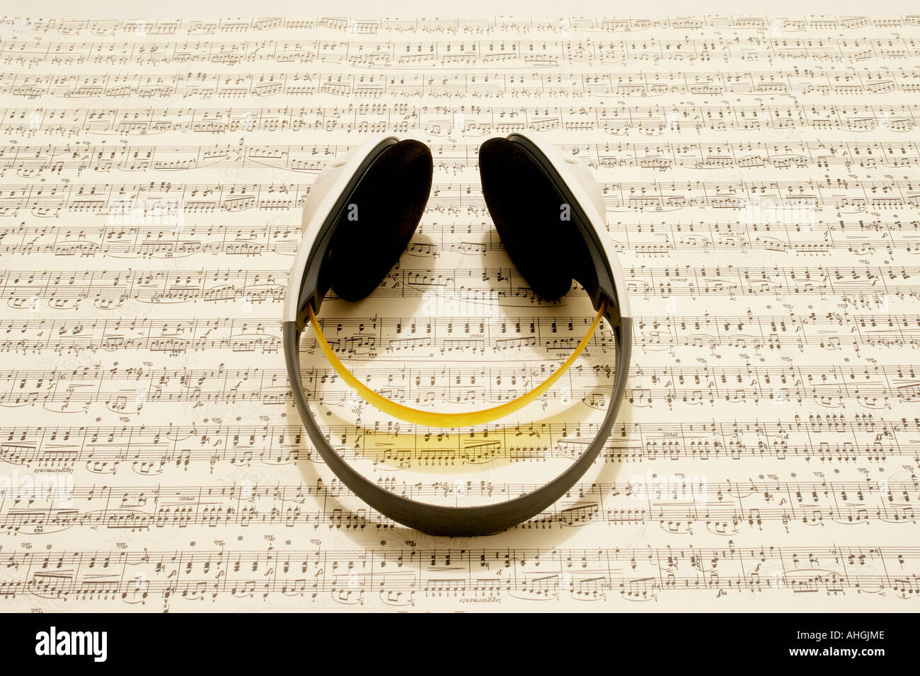 Kopfhörer auf eine musicsheet Stockfoto