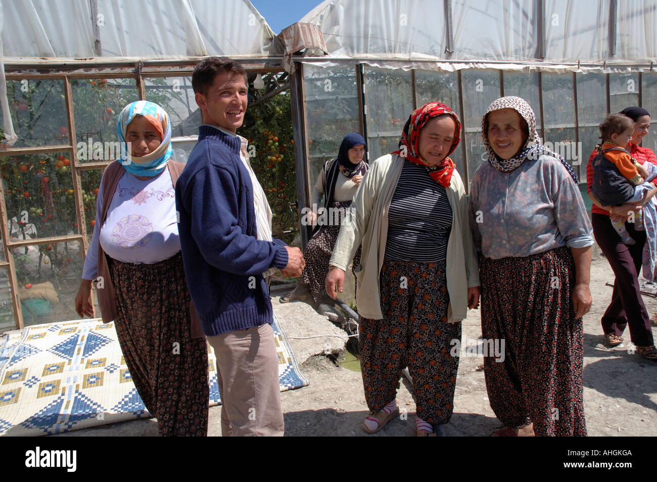 Wanderarbeiter in der Pause von der Kommissionierung Tomaten im Gewächshaus in der Nähe von Yesilkoy in der Südtürkei. Stockfoto
