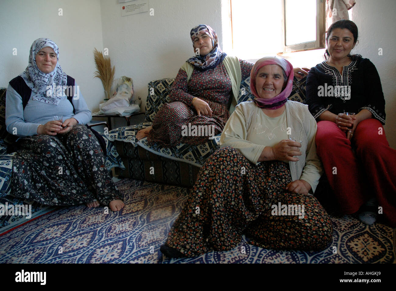 Heimat der saisonalen Obsternte Arbeiter im türkischen Dorf Stockfoto
