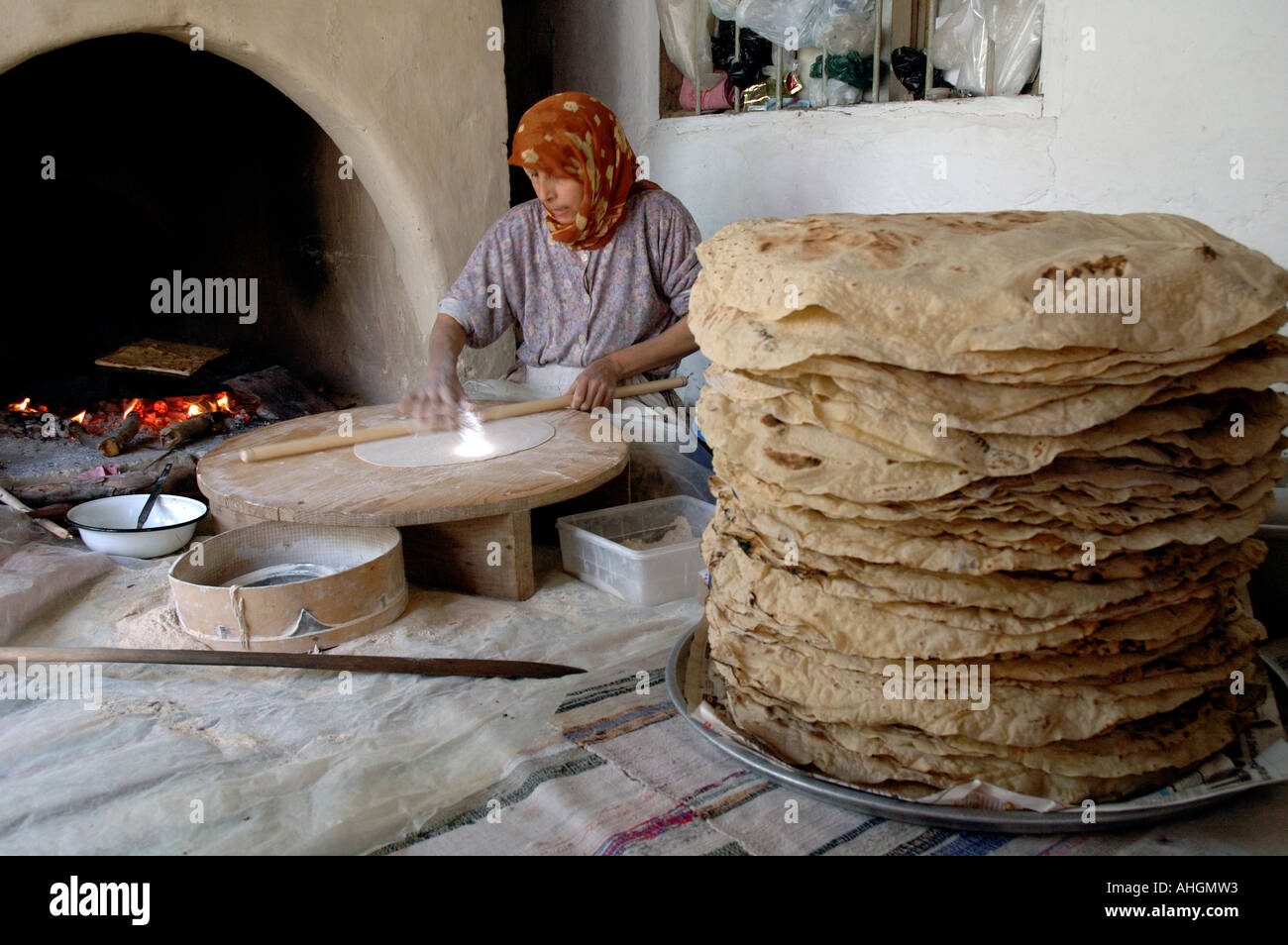 Türkische Frau in ihrem Haus, die Herstellung von Brot mit großen Stapel von Brot die Woche dauern. Stockfoto